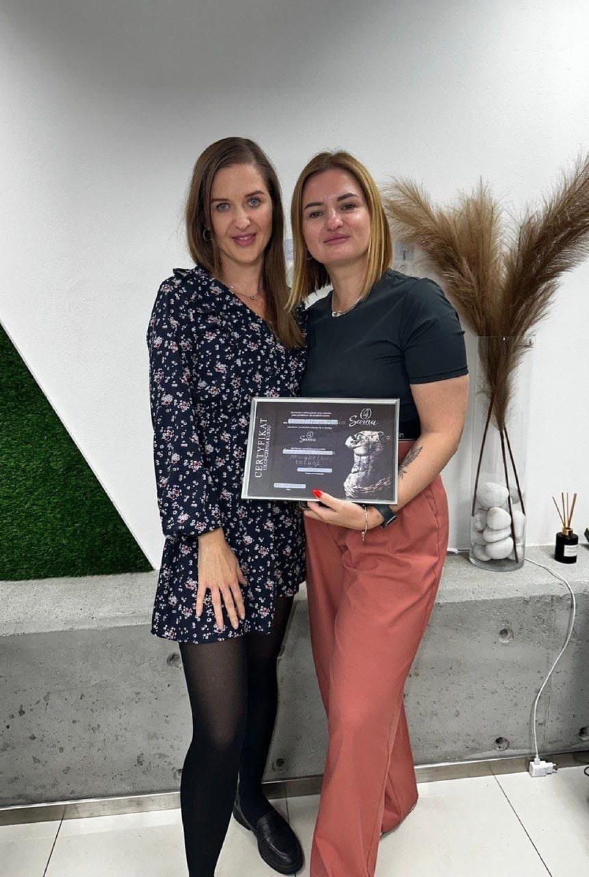 Учениця VIP tattoo school із сертифікатом та наставницею